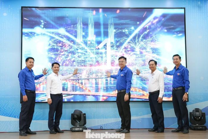 Ngày 1/8, Thành Đoàn Đà Nẵng tổ chức Lễ phát động các mô hình “Mang chính sách công đến từng hộ gia đình”, “Tuổi trẻ Đà Nẵng – Gieo điều tử tế” và “Người bạn đồng hành”. Ảnh: Giang Thanh