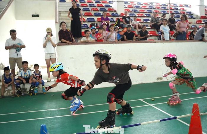 Rất đông khán giả, phụ huynh đến cổ vũ vận động viên.