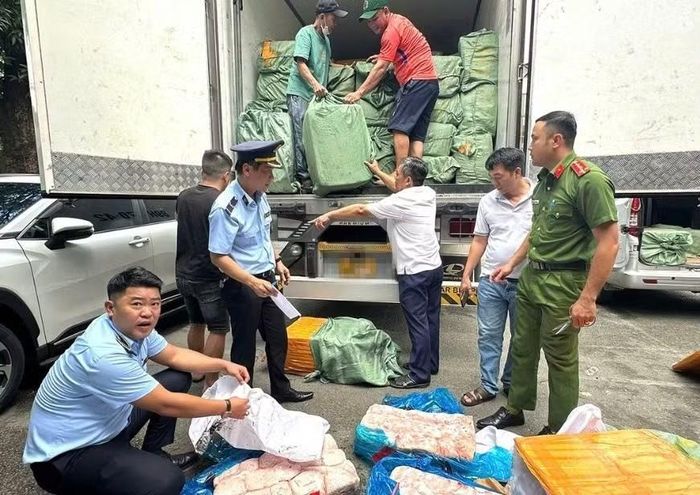 Các lực lượng liên ngành bắt quả tang xe tải chở thực phẩm không rõ nguồn gốc (ảnh: QLTT)