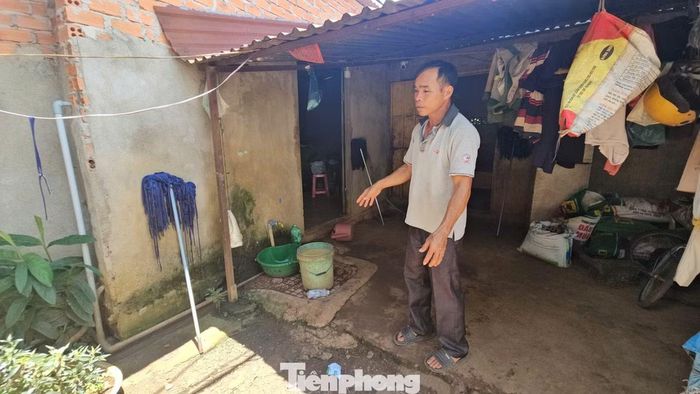 Ông Mai Anh Vũ (bố của bé gái) chỉ vị trí xảy ra vụ người đàn ông lạ lẻn vào nhà ôm con gái rồi bỏ chạy.