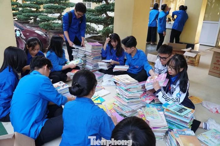 Đoàn viên thanh niên phân loại sách giáo khoa tặng học sinh vùng lũ.