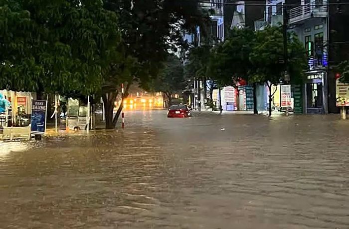 Trong khi đó nhiều ô tô đi vào tuyến đường ngập sâu bị mắc kẹt.