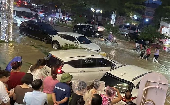 Lực lượng chức năng khuyến cáo người dân hạn chế di chuyển khi không thật sự cần thiết trong thời điểm mưa lớn. Các phương tiện giảm tốc độ, giữ khoảng cách an toàn, bật đèn chiếu sáng khi lưu thông.
