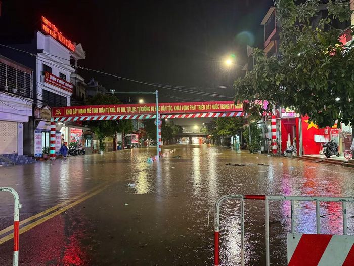 Để đảm bảo an toàn, lực lượng chức năng dựng rào chắn tại các vị trí ngập sâu, khơi thông cống rãnh để thoát nước. Các phương tiện không điều khiển phương tiện đi qua khu vực ngập sâu, nước chảy xiết hoặc các vị trí có nguy cơ sạt lở.