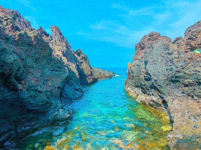 Gành Hang được ví như bể bơi vô cực trên đảo Phú Quý cũng là nơi ngắm bình minh đẹp nhất.