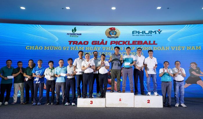 Đồng chí Dương Duy Thương - Phó Chủ tịch Công đoàn Tổng công ty, Chủ tịch công đoàn nhà máy và đồng chí Đặng Quốc Hùng - Phó Chủ tịch Công đoàn Tổng công ty - trao giải cho các vận động viên nội dung thi đấu đôi nam.