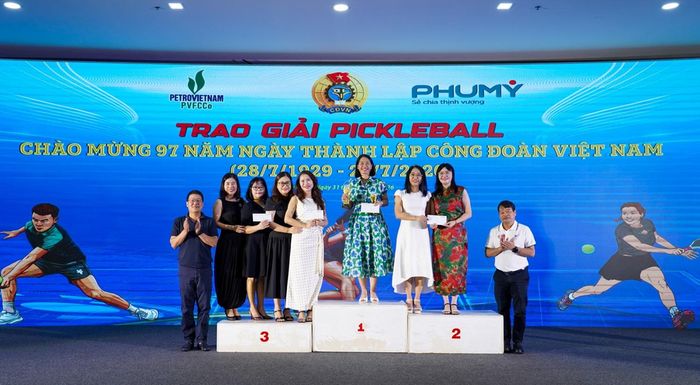 Đồng chí Tạ Quang Huy - Phó Tổng Giám đốc PVFCCo - Phú Mỹ và đồng chí Tống Xuân Phong - Chủ tịch Công đoàn PVFCCo - Phú Mỹ trao giải cho các vận động viên nội dung thi đấu đôi nữ.