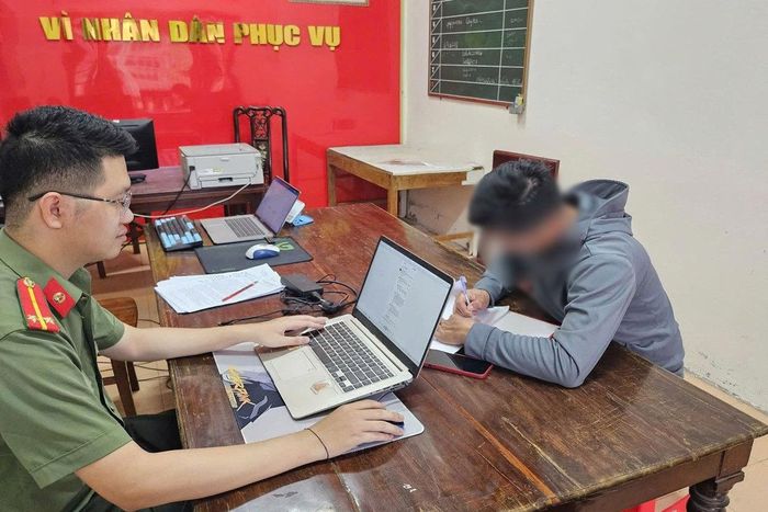Cơ quan Công an làm việc với ông N.Đ.Th. về hành vi đăng bình luận sai sự thật trên mạng xã hội Facebook.