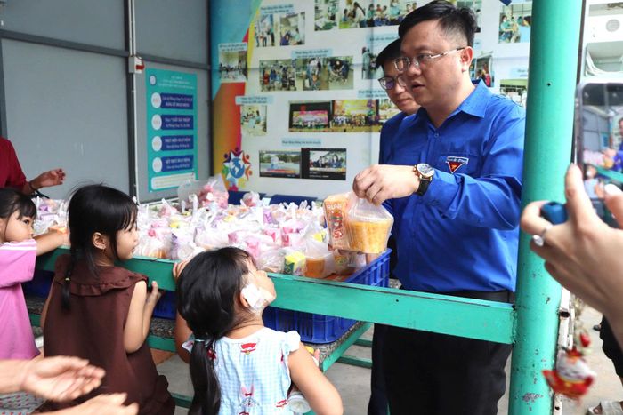 Đại diện Thành Đoàn Đà Nẵng và đoàn viên, thanh niên phát cháo miễn phí cho người bệnh và thân nhân trong chương trình "Nồi cháo yêu thương".