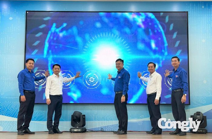 Các đại biểu thực hiện nghi thức phát động 3 mô hình của Thành Đoàn Đà Nẵng.