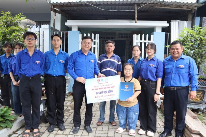 Thành Đoàn Đà Nẵng trao sinh kế cho thanh niên khuyết tật trong khuôn khổ mô hình "Người bạn đồng hành".