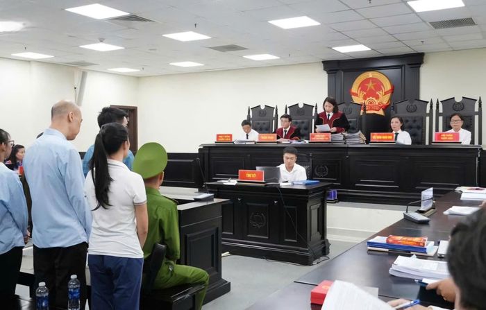 Thẩm phán Tô Thanh Tú - Chủ tọa phiên tòa tuyên án với các bị cáo.