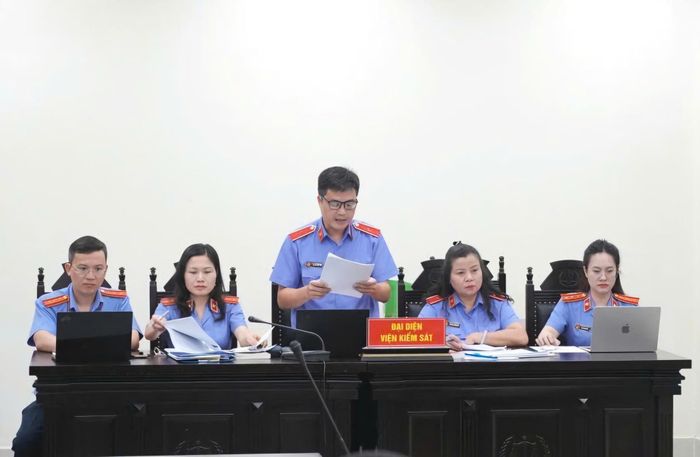 Đại diện Viện Kiểm sát trong phần luận tội với các bị cáo.
