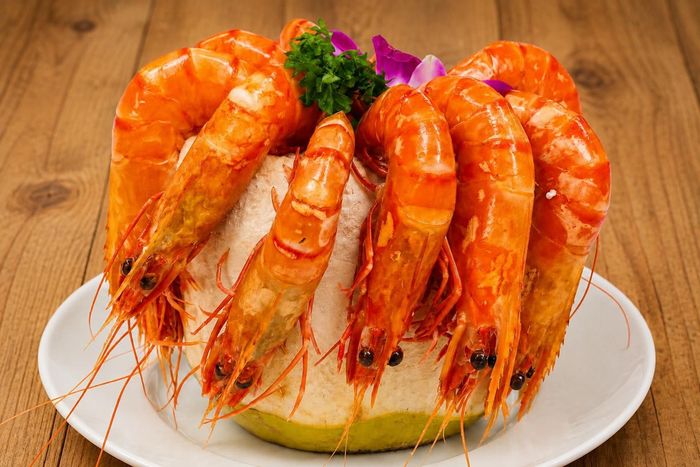 Người có cơ địa dị ứng hải sản cần thận trọng khi ăn tôm. Ảnh: Ban Mai