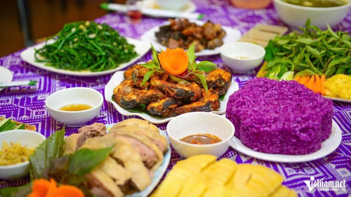 Du khách được thưởng thức những món ăn truyền thống của người dân tộc Thái.
