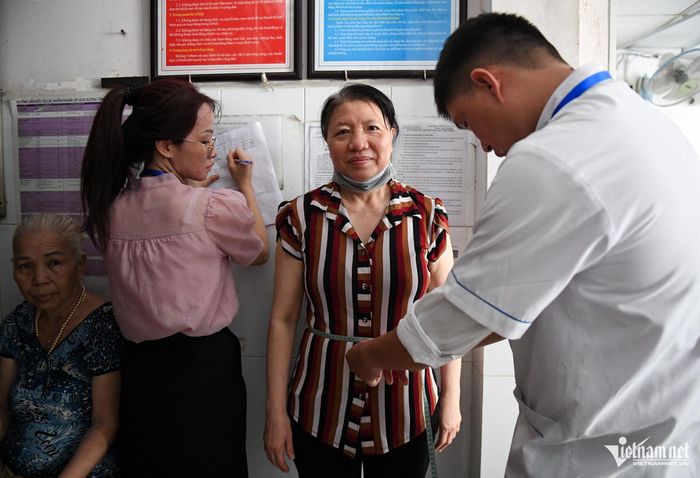 Khám sức khỏe cho người dân ở TPHCM. Ảnh: Nguyễn Huế