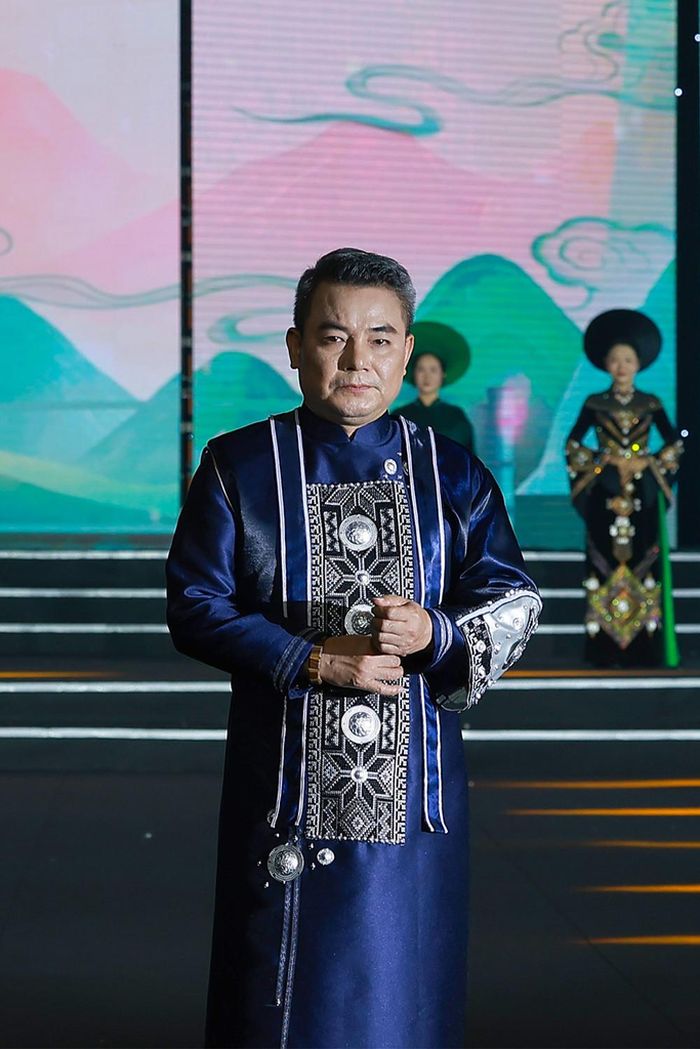 NSƯT Trịnh Mai Nguyên - Phó Giám đốc Nhà hát Kịch Việt Nam lần đầu trình diễn thời trang. Nam nghệ sĩ chia sẻ: "Tôi có nhiều năm đồng hành cùng nhà thiết kế Hàn Phượng trong các chương trình văn hóa và cộng đồng. Điều tôi trân trọng nhất là tình yêu bền bỉ chị dành cho tà áo dài Việt".