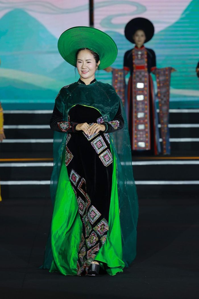 NSƯT Nguyệt Hằng cho biết rất thích những thiết kế áo dài trong bộ sưu tập Huyền sắc non cao: "Nó giống như bức tranh văn hóa bằng thời trang khi vẻ đẹp của núi rừng, bản làng, thiên nhiên và đời sống văn hóa các dân tộc vùng trung du, miền núi phía Bắc hiển hiện lên tà áo dài".