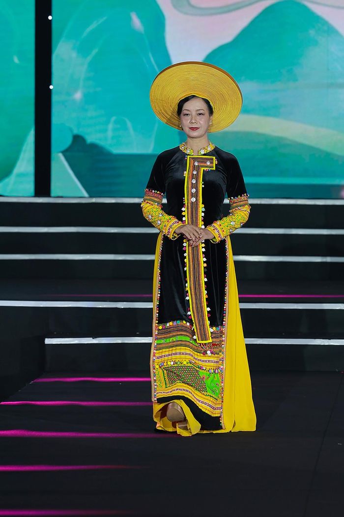 Là người dành nhiều thời gian sau nghỉ hưu để chụp phong cảnh miền sơn cước, NSƯT Chiều Xuân bày tỏ niềm hân hoan khi thấy mỗi thiết kế áo dài đều tái hiện những sắc màu của núi rừng, hoa văn dân tộc, nhịp sống bản làng và tinh thần đoàn kết của cộng đồng các dân tộc Việt Nam.