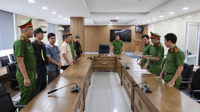 Cơ quan điều tra công bố lệnh khởi tố hai đối tượng. Ảnh: Thành Anh