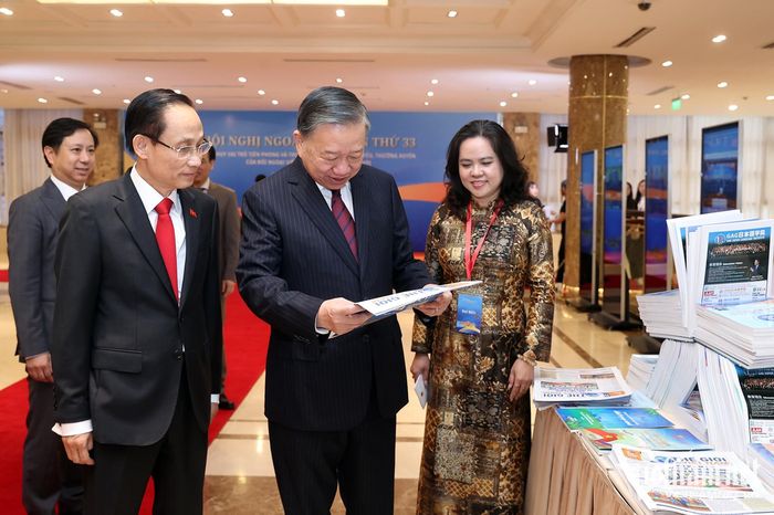 Tổng Bí thư, Chủ tịch nước Tô Lâm tham quan trưng bày về thành tựu ngoại giao