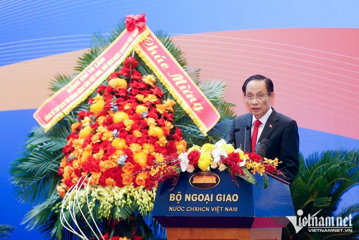 Bộ trưởng Ngoại giao: Đẩy mạnh xây dựng Đảng và ngành ngoại giao theo phương châm "định hướng đúng, kỷ luật nghiêm, chuyên môn giỏi", xây dựng đội ngũ cán bộ theo tinh thần "sáu dám": dám nghĩ, dám nói, dám làm, dám chịu trách nhiệm, dám đổi mới sáng tạo, dám đương đầu với khó khăn