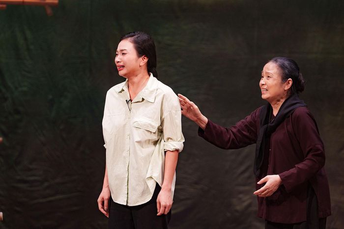 Có những khoảnh khắc, sân khấu đặc quánh trong sự im lặng.