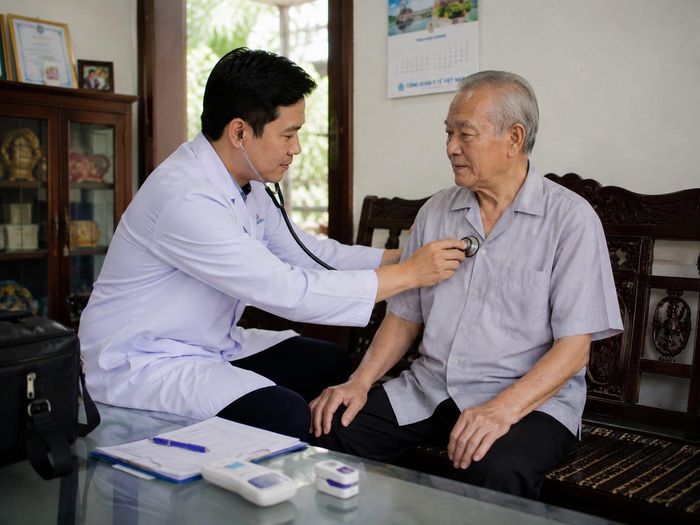 7 nhóm người có thể được bác sĩ đến tận nhà khám chữa bệnh và Quỹ BHYT thanh toán chi phí. Ảnh: AI