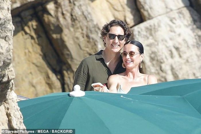 Cựu Thủ tướng Canada và Katy Perry trong chuyến nghỉ mát gần đây. Ảnh: Backgrid