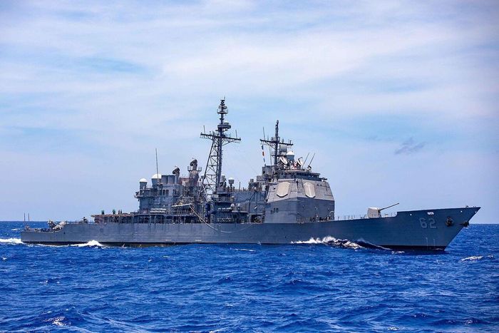 Tuần dương hạm USS Robert Smalls (CG 62) đi qua Biển Philippines ngày 3/6 /2023. Ảnh: en.wikipedia.org