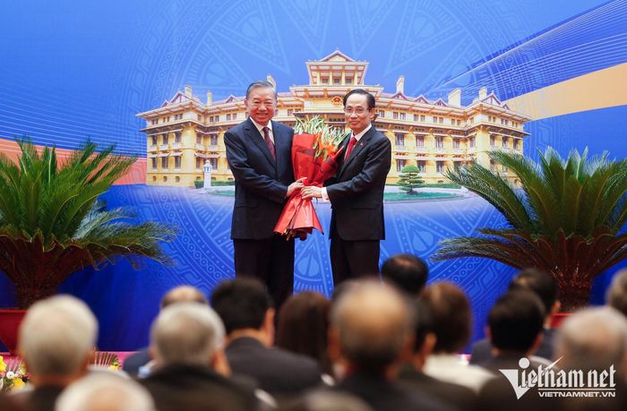 Bộ trưởng Ngoại giao Lê Hoài Trung tặng hoa Tổng Bí thư, Chủ tịch nước Tô Lâm