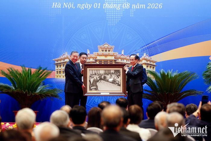 Bộ trưởng Lê Hoài Trung tặng Tổng Bí thư, Chủ tịch nước Tô Lâm bức tranh về Chủ tịch Hồ Chí Minh với ngành Ngoại giao