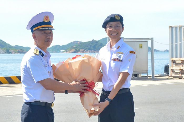 Đại tá Nguyễn Hải Châu - Phó Tham mưu trưởng Vùng 4 Hải quân tặng hoa Đại tá Siswi Herlini. Ảnh: Hiển Ngọc