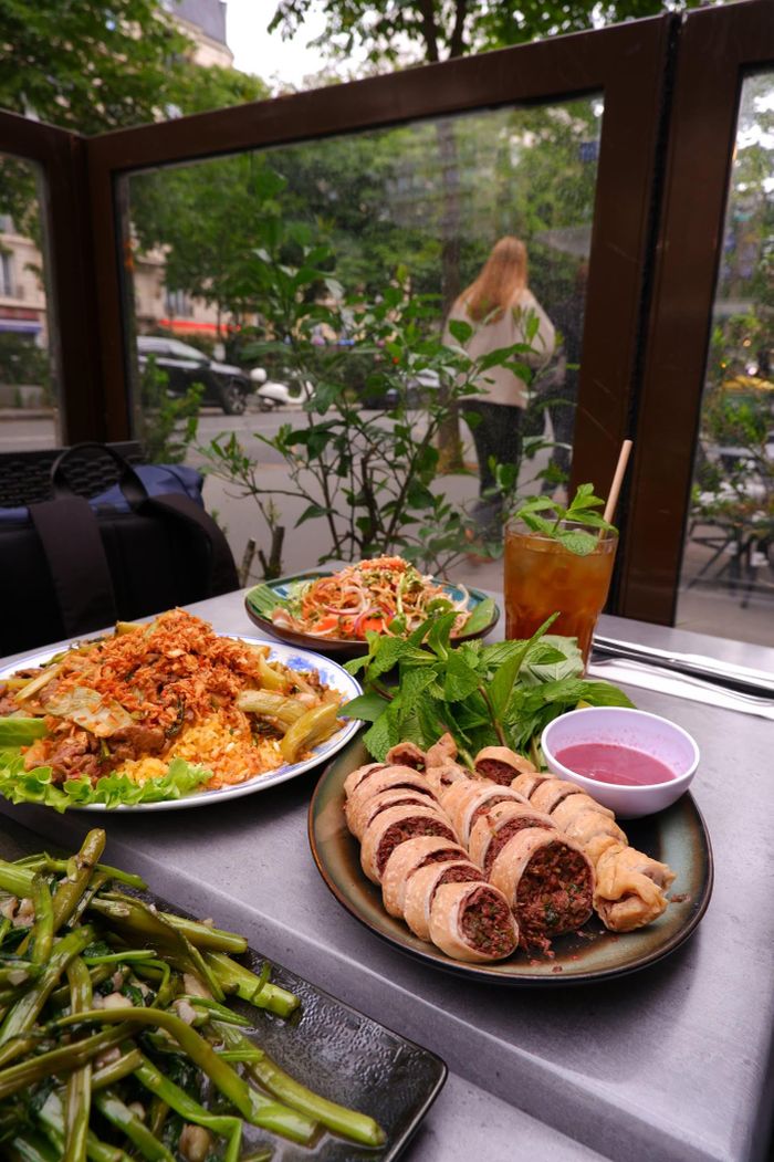 Thực khách thưởng thức đồ ăn Việt, ngắm phố xá Paris