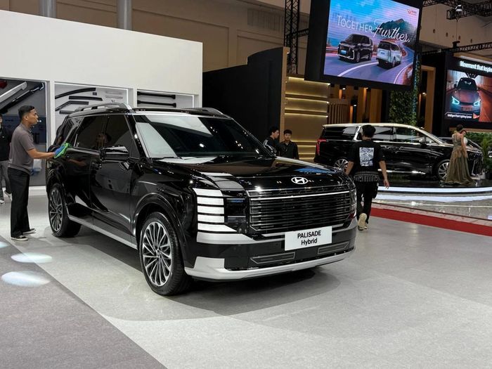 Hyundai Palisade Hybrid thế hệ mới được trưng bày cùng Hyundai Tucson Hybrid, dự kiến ra mắt chính thức vào tháng 8 tới. Ảnh: Hyundai Giải Phóng