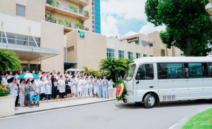 Ban lãnh đạo Bệnh viện Bạch Mai và các y bác sĩ, người bệnh cầm di ảnh tiễn biệt Giáo sư Vũ Văn Đính. Ảnh: BVCC.