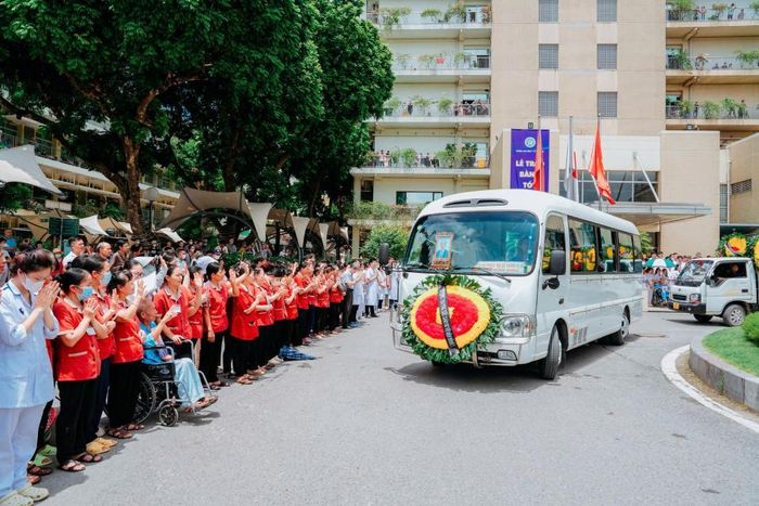 Cán bộ, nhân viên y tế và bệnh nhân Bệnh viện Bạch Mai tiễn đưa Giáo sư Vũ Văn Đính. Ảnh: BVCC.