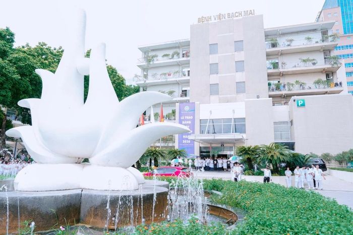 Các y bác sĩ đã chuẩn bị tiễn biệt người thầy, người đồng nghiệp của họ từ sớm. Ảnh: Thế Anh.