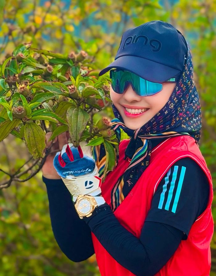 Đại tá, NSND Thu Hà tạo dáng bên hoa. 