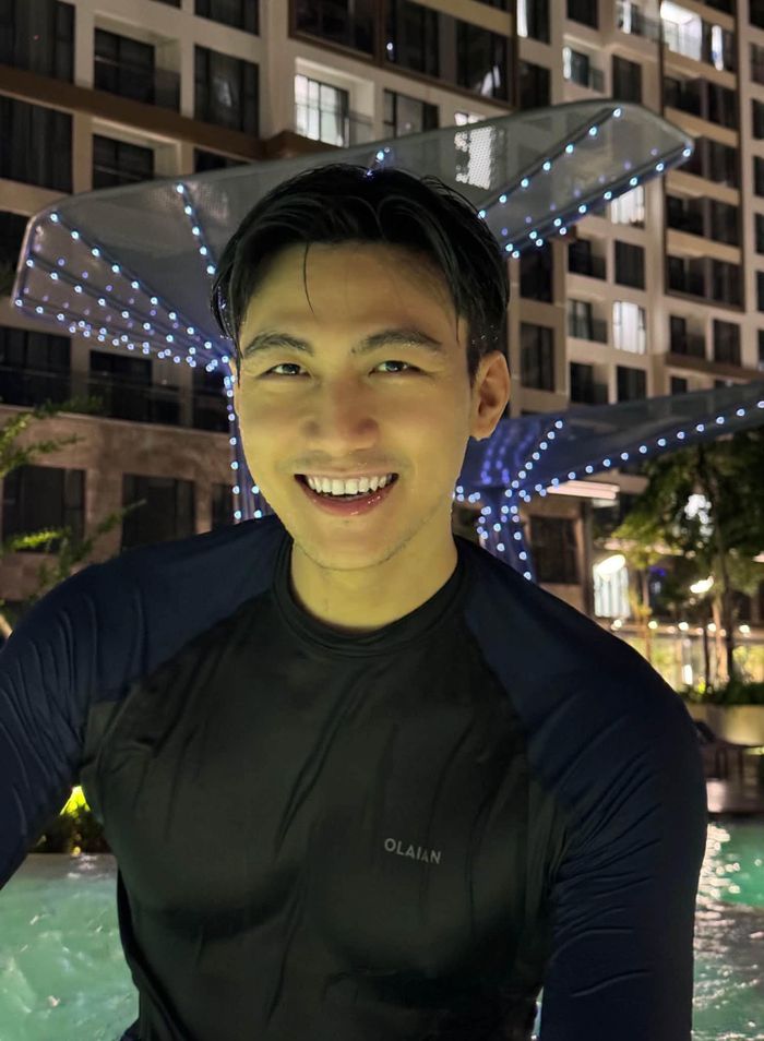 Người mẫu Mạc Trung Kiên mê bơi đêm.