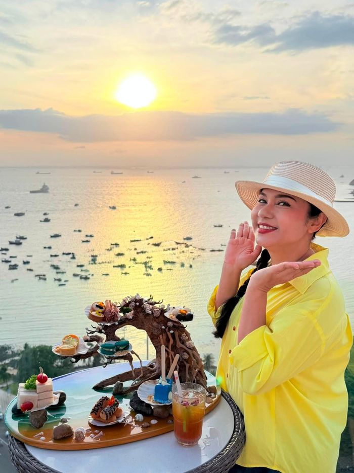 Diễn viên Việt Trinh thưởng thức trà chiều, đón hoàng hôn bên biển Vũng Tàu (TPHCM).