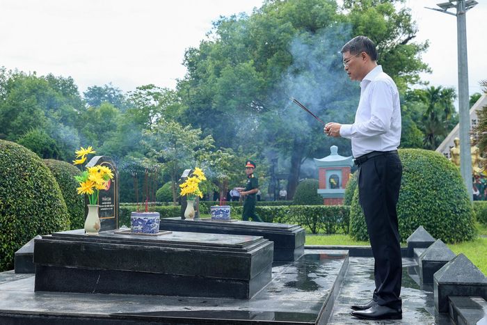 Thủ tướng Lê Minh Hưng tưởng niệm các Anh hùng liệt sĩ tại Điện Biên Phủ ngày 25/7. Ảnh: Nhật Bắc