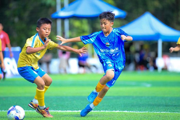 Các cầu thủ nhí thi đấu hết sức tích cực suốt thời gian diễn ra giải.