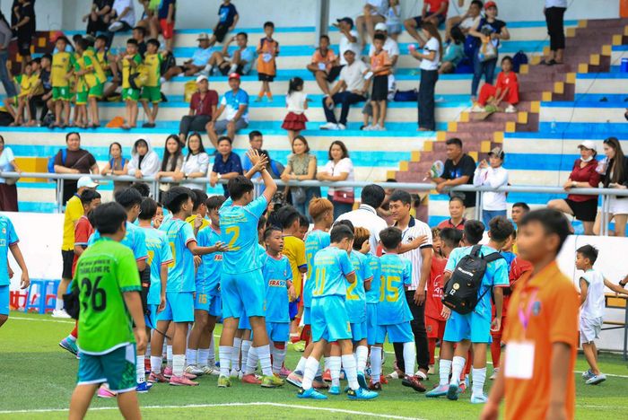 Đông đảo người hâm mộ tập trung trên khán đài theo dõi các trận bóng.