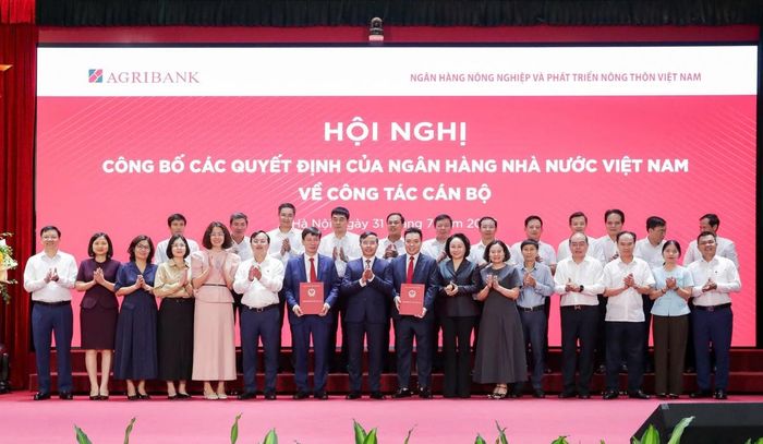 Các đại biểu chụp ảnh lưu niệm