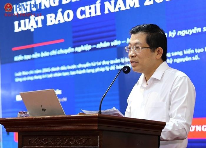 Đồng chí Lưu Đình Phúc, Cục trưởng Cục Báo chí phát biểu tại Hội nghị tập huấn triển khai Luật Báo chí và các văn bản quy định chi tiết thi hành Luật.