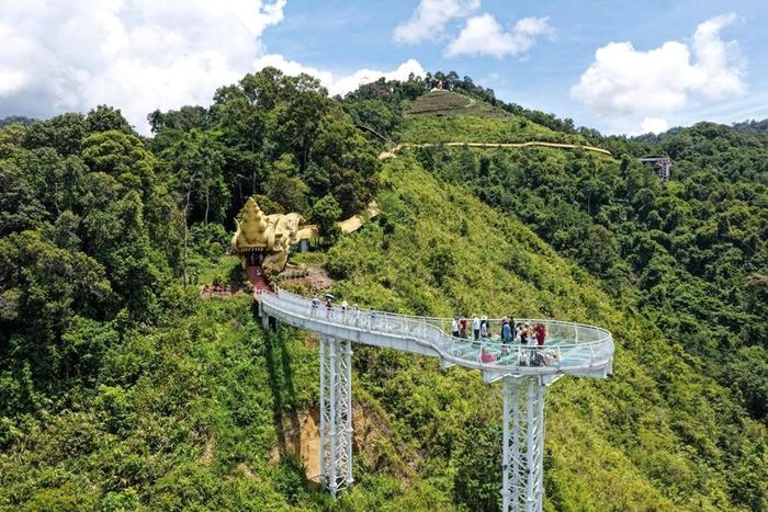  Chính sách miễn phí toàn bộ vé cáp treo và cầu kính Ngọc Rồng cùng chương trình giao lưu nghệ thuật lần đầu tiên giữa văn hóa Chăm và văn hóa Cơ Tu đã tạo sức hút lớn đối với du khách, đồng thời góp phần đa dạng hóa sản phẩm du lịch của TP Đà Nẵng, mở ra mô hình liên kết mới giữa bảo tồn di sản và phát triển du lịch văn hóa trên tuyến Hội An – Mỹ Sơn – Cổng Trời Đông Giang.