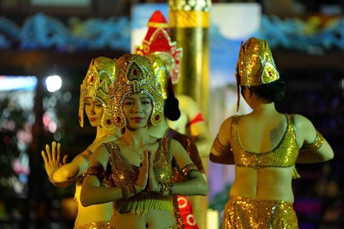  Trong gần một giờ biểu diễn, khán giả được dẫn dắt từ những huyền thoại Champa đến không gian đại ngàn của đồng bào Cơ Tu.