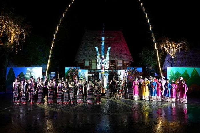  Chương trình "Vũ điệu đại ngàn - Âm vang tháp cổ" kết nối hai không gian văn hóa Chăm và Cơ Tu.