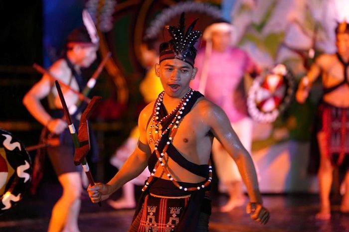  Chuỗi tiết mục như độc tấu kèn Saranai, "Đêm Mỹ Sơn huyền thoại", "Vũ điệu đại ngàn" được dàn dựng công phu với sự kết hợp của âm nhạc dân gian, tiếng cồng chiêng, điệu múa truyền thống, hiệu ứng ánh sáng và sân khấu thực cảnh, tái hiện dòng chảy văn hóa kéo dài hàng thế kỷ trên vùng đất xứ Quảng.